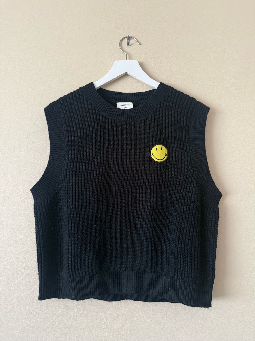 H&M x Smiley Collab Black Rib-Knit Sweater Vest Sleeveless Crew Neck Size Medium